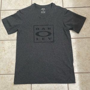 Oakley Men’s V-Neck Tee - EUC!